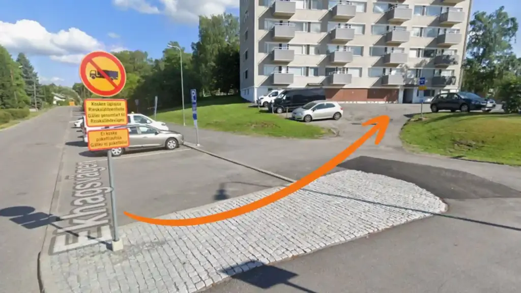 Nuoli osoittee minne ajaa Takkahuone Yurku parkkipaikalle